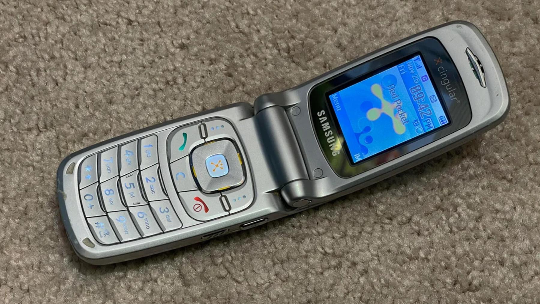 20 years ago, Samsung's button caused so much chaos that stores had to remove the batteries