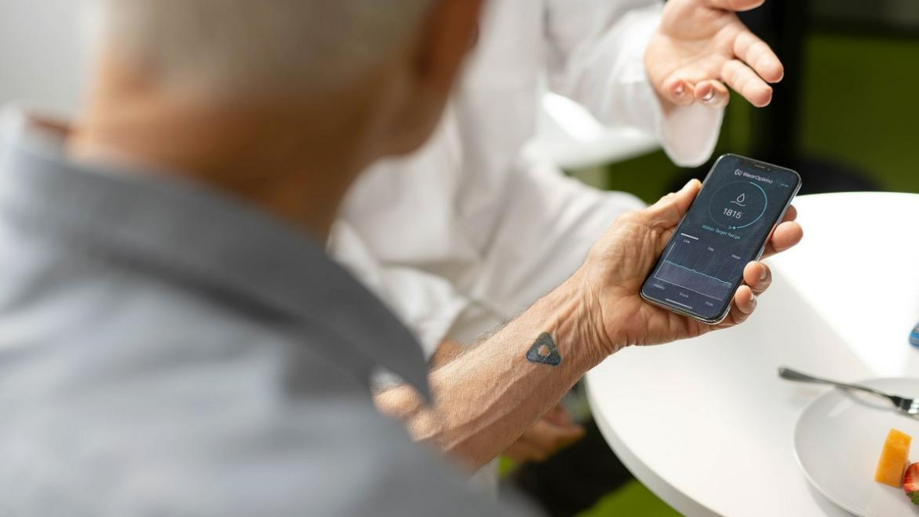 Goodbye to mobile phones as we know them—scientists have created a sensor that measures your hydration directly from your mobile phone and can prevent dizziness, fatigue, or heatstroke