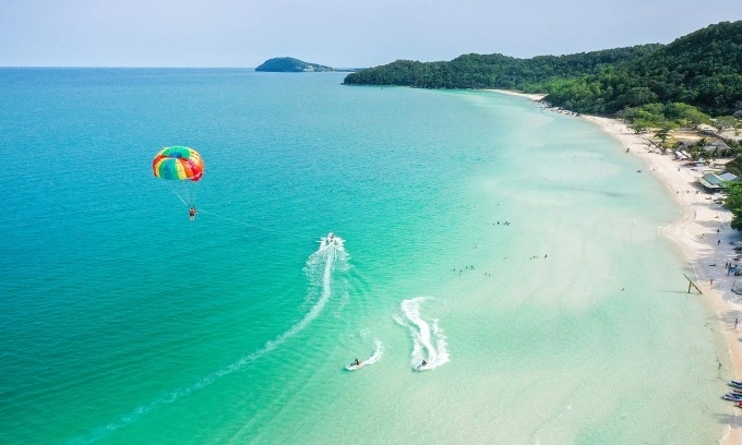 Hong Kong actress Rebecca Zhu explores world's second most beautiful island