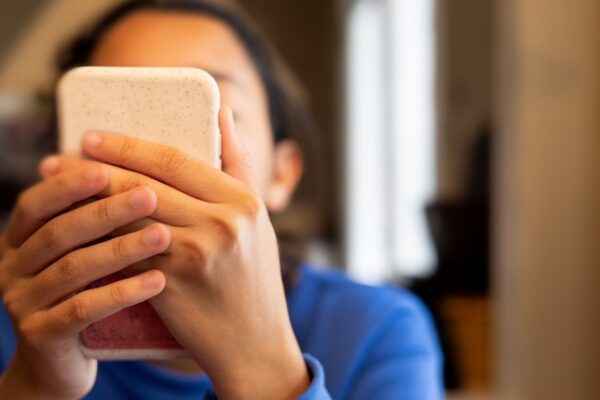 Screen addiction and suicidal behaviors are linked for teens, a study shows : Shots