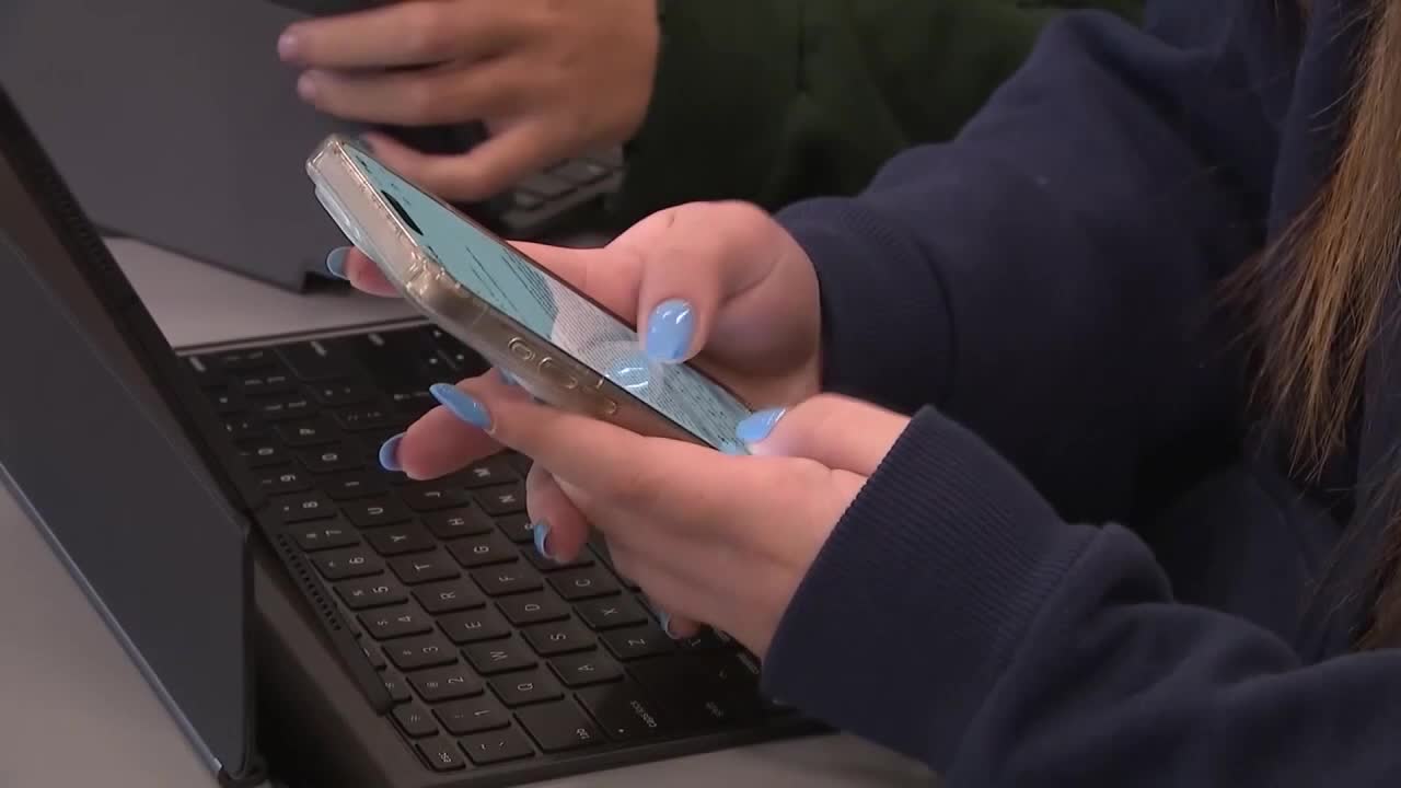 New Texas law requires schools to ban student cellphones