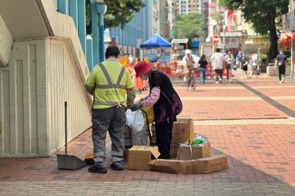 Hong Kong’s Outdoor Workers, Subdivided Flat Tenants Bear the Brunt of Summer Heat