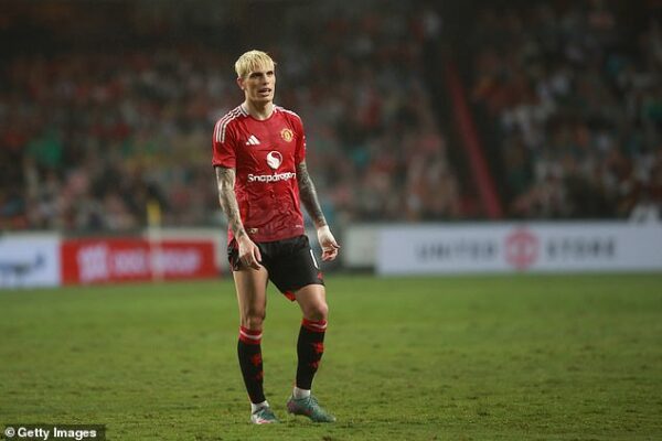 Man United exile REJECTS Saudi Arabia approach and targets Premier League stay Alejandro Garnacho is set to leave Manchester United after falling out of favour under Amorim