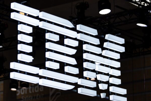 An original tech giant is beating the market and pays a solid dividend