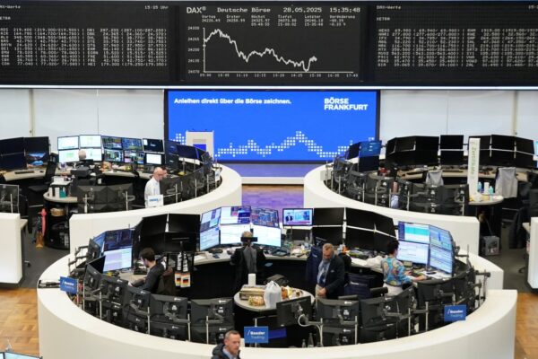 European shares tick higher as earnings hold the spotlight