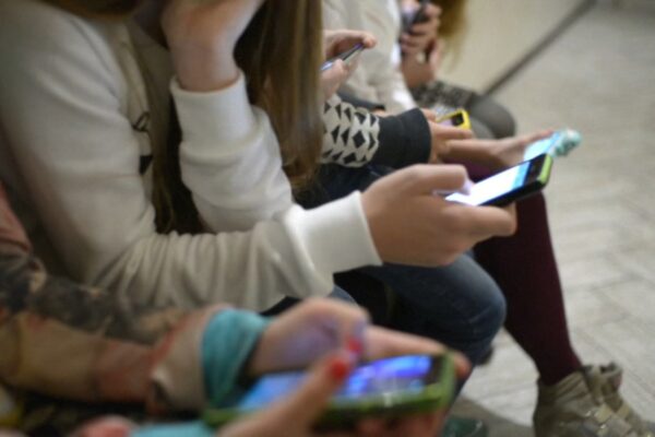 Petaluma City Schools consider universal ban on cell phones district wide, dividing students and teachers