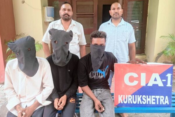 Three held with seven stolen mobile phones