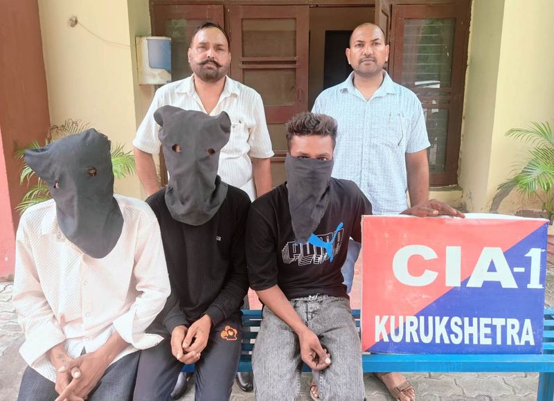 Three held with seven stolen mobile phones