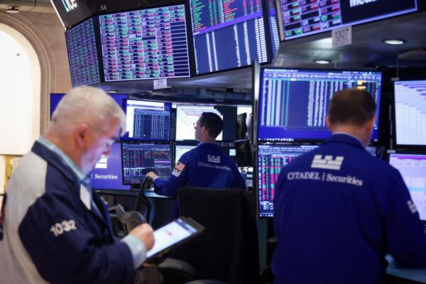 Stocks Steady as Traders Look Through Chaos to Corporate Results