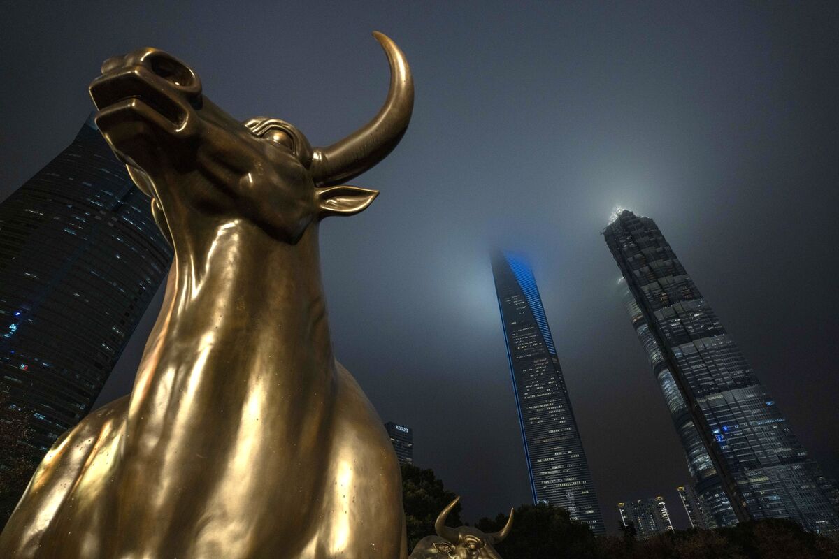 China Bond Traders Are Getting Bowled Over by Stock Bulls