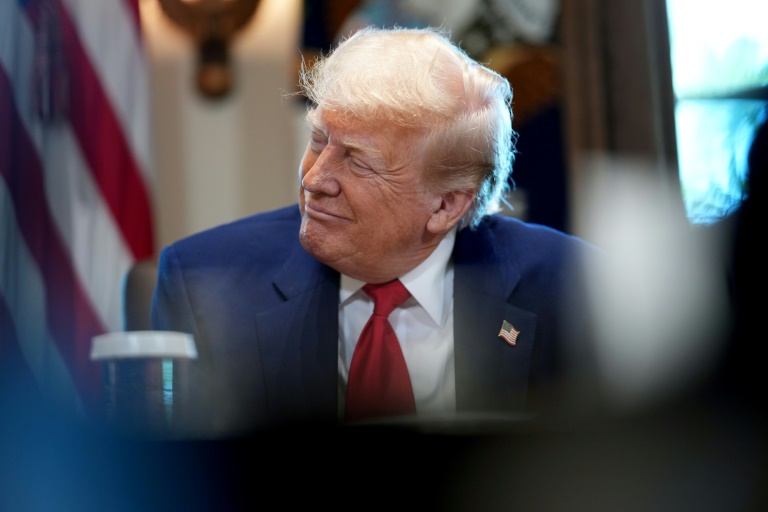 Markets caught between earnings optimism and tariff fears