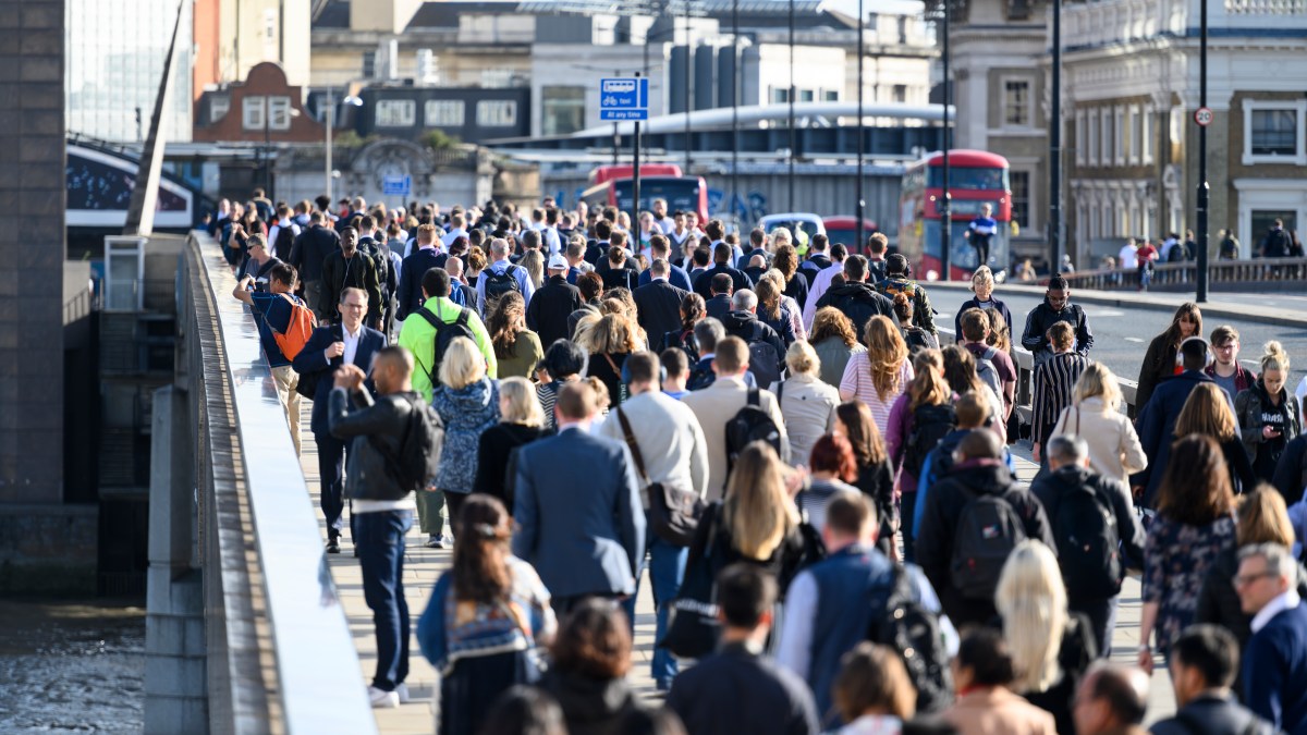 UK wage growth slows, unemployment rate rises