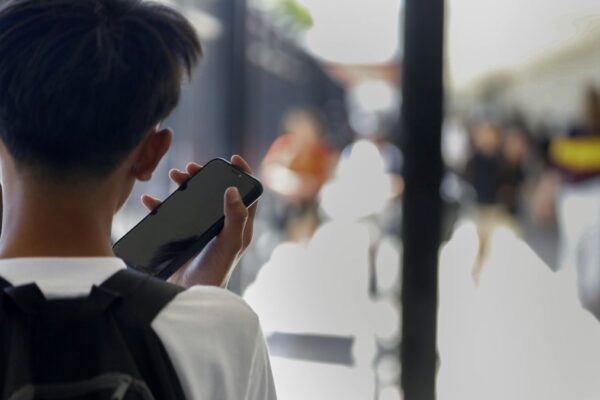 Smartphone bans in schools boost student focus, study says Smartphone bans in schools boost student focus, study says