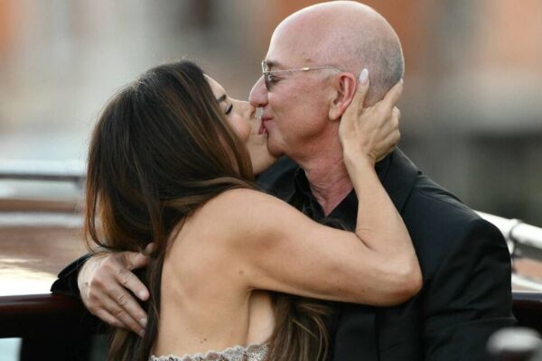 Jeff Bezos’ wedding guest addresses rumors about attendees signing NDAs – Celebrity News – Entertainment Jeff Bezos' wedding guest addresses rumors about attendees signing NDAs - Celebrity News - Entertainment