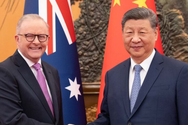 Australian PM visits China amid stepped-up US military demands