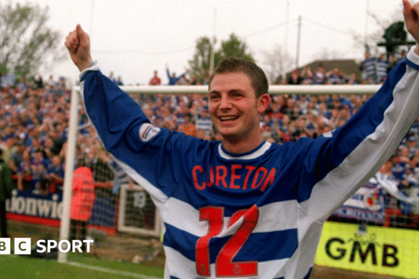 Jamie Cureton holds up a Cambridge City scarf