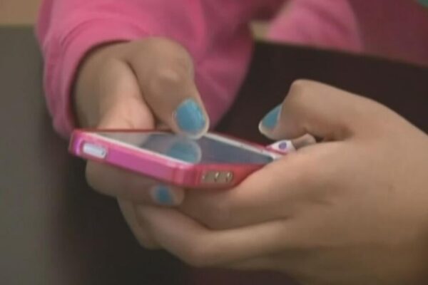 Cellphones banned in Kentucky classrooms, districts will set their own policies | Education