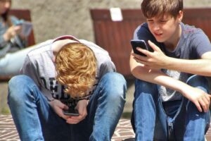Gov. Kotek signs executive order prohibiting cell phone use by students at school | Top Stories