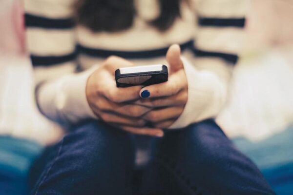 Governor orders Oregon schools to prohibit students from using cell phones | News