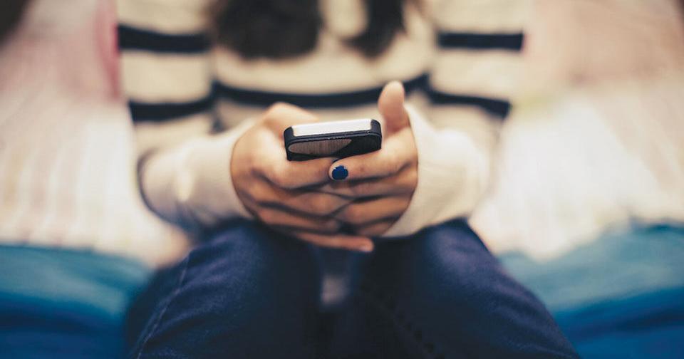 Governor orders Oregon schools to prohibit students from using cell phones | News