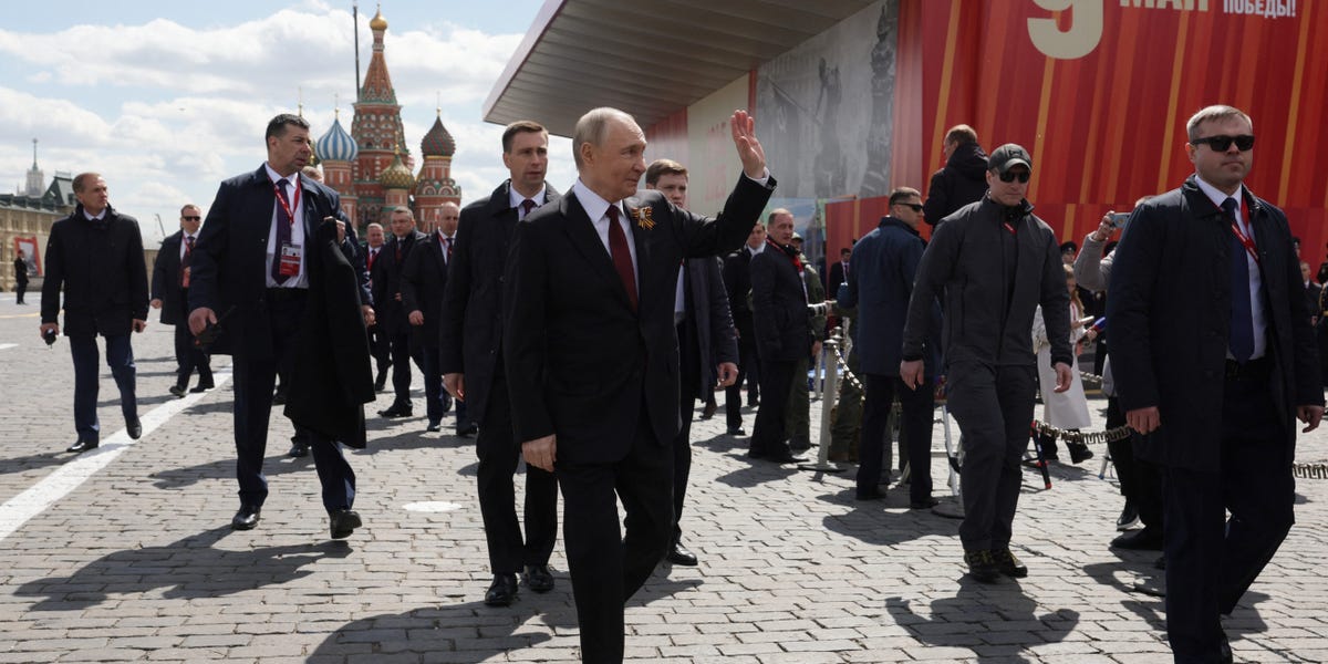 Video Appears to Show Putin's Bodyguards Armed With Interceptor Drone
