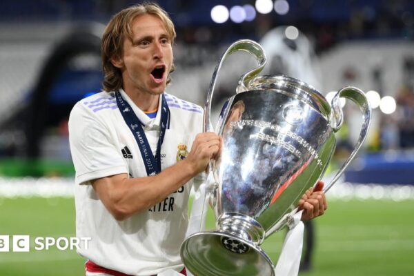 The men's and women's Wimbledon trophies