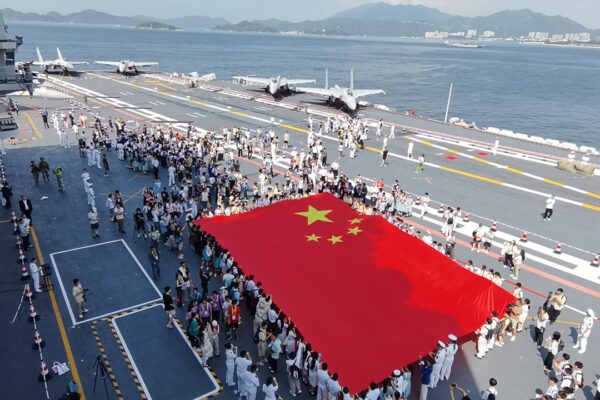 Students and teachers in Hong Kong toured the aircraft carrier Shandong of the Chinese People