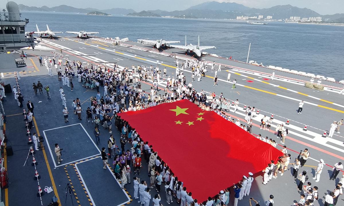 Students and teachers in Hong Kong toured the aircraft carrier Shandong of the Chinese People