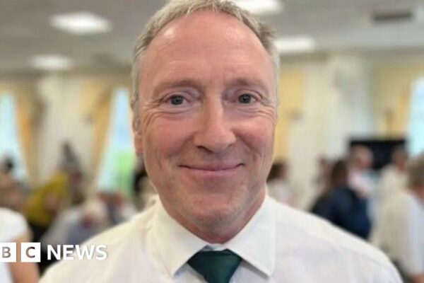 Minister to 'look carefully' at smartphone ban for schoolchildren