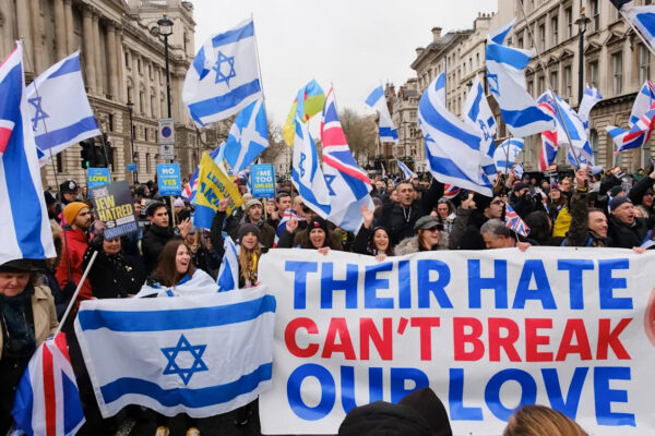 Anti-Semitism ānormalised in middle-class Britainā Yahoo news home