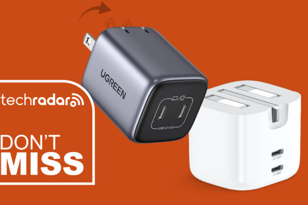 Two UGREEN folding plugs with a sign saying "Don't miss"