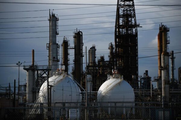 Oil Rises on Signs of Tight Supply, Robust Demand in Near Term