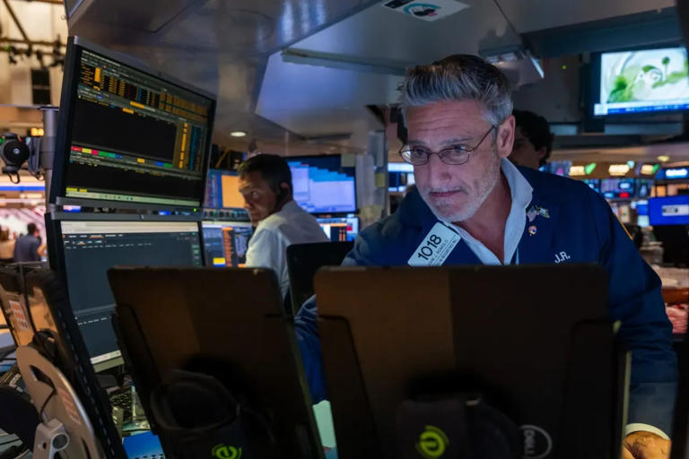 Wall Street Looks To End Week Higher After Nasdaq, S&P 500 Notch Fresh Record: Strategist Says Favorable Trump Policies Fueling Unstoppable Rally