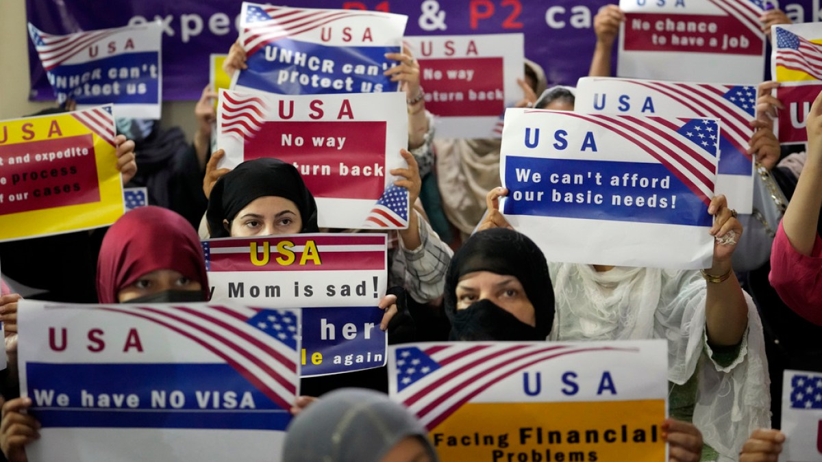 Court says Trump can’t bar refugees from entering US with travel ban | Donald Trump News