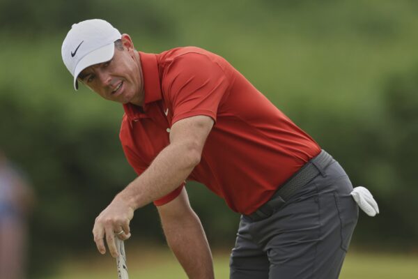 McIlroy charge at British Open derailed in bizarre fashion