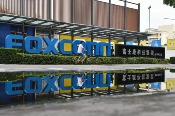 China Pulls Tech Workers From India – To Slow Apple Production Shift?