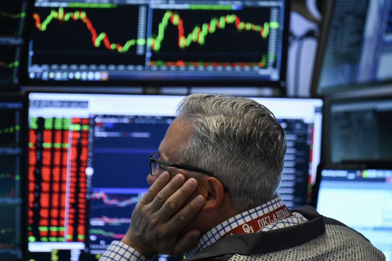 Benchmark Index Ticks Lower After Two Days of Record Highs