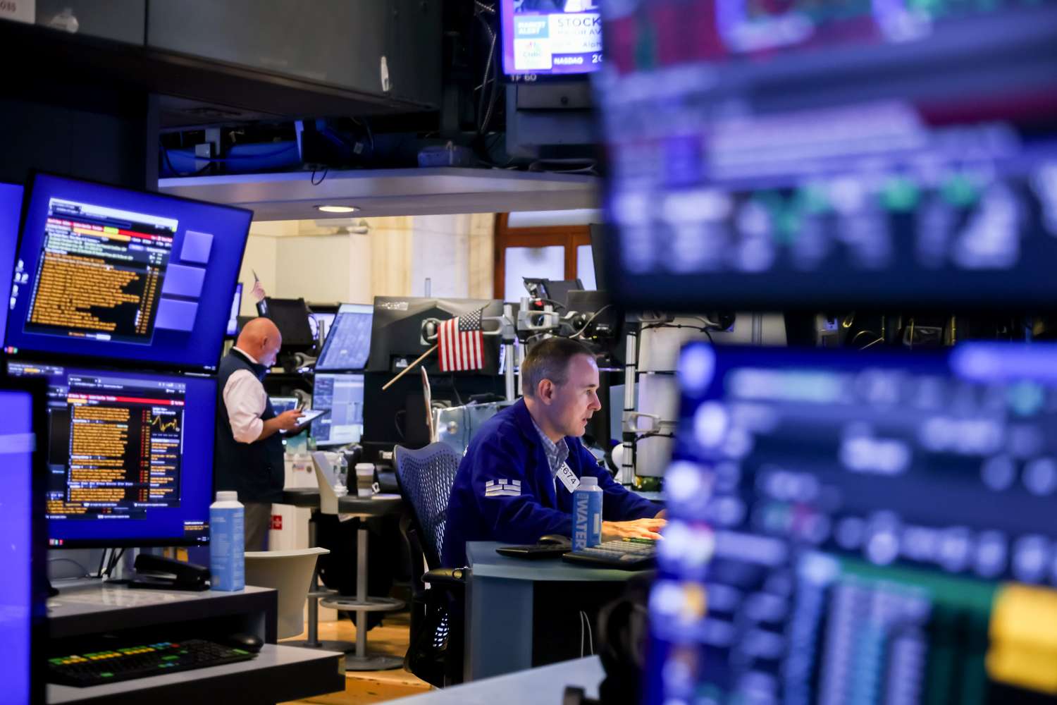 S&P 500 Retreats from Record High as Stocks Give Back Early Gains; Netflix, Amex Drop Despite Strong Earnings