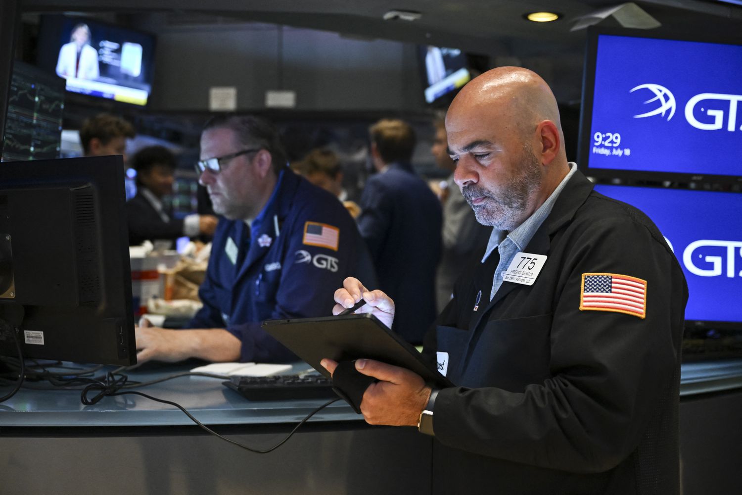 Major Stock Indexes Mixed Amid Flurry of Earnings Reports as Big Tech Results on Deck; S&P 500 on Pace for Another Record Close