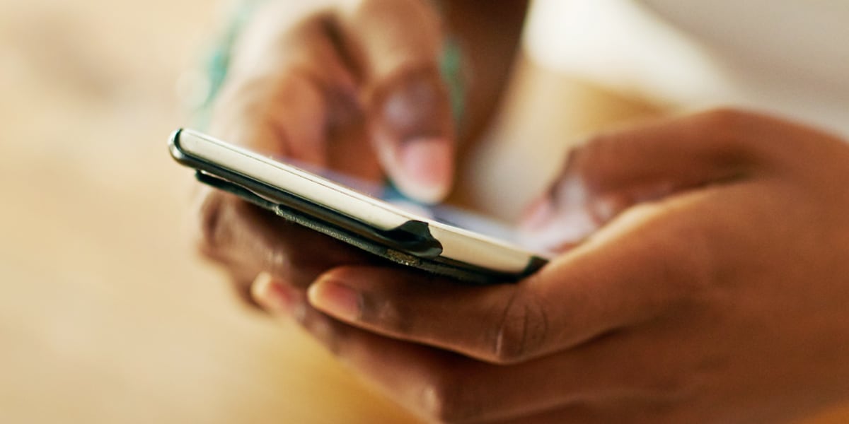 Governor Hochul meets with Syracuse school officials to discuss cell-phone bans in schools