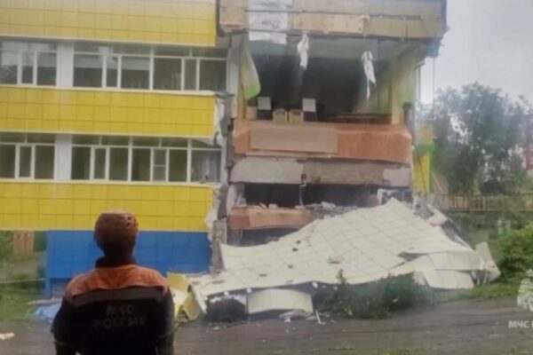 Huge quake in Russia triggers tsunami warnings around Pacific