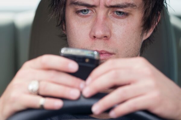 US Teen Drivers Admit to Looking at Their Phones For 21% of Every Trip : ScienceAlert US Teen Drivers Admit to Looking at Their Phones For 21% of Every Trip : ScienceAlert