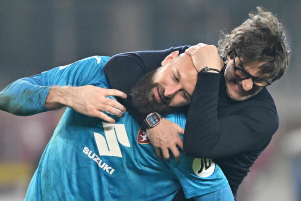 epa11916665 Torino coach Paolo Vanoli celebrates with goalkeeper Vanja Milinkovic-Savic after winning the Italian Serie A soccer match between Torino FC and AC Milan, in Turin, Italy, 22 February 2025. EPA-EFE/ALESSANDRO DI MARCO (Napoli links)