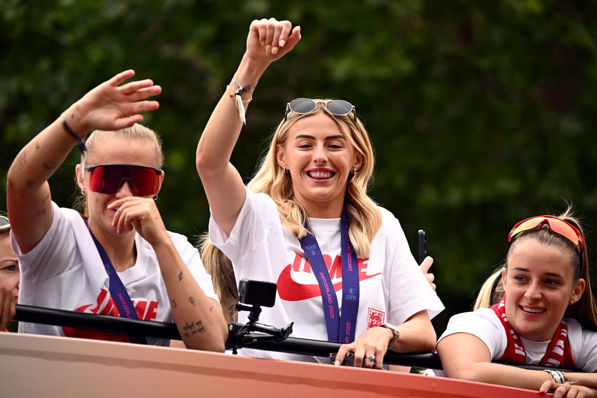 Lionesses victory parade latest: Fans sing ‘it’s coming home’ as Euro 2025 winners travel down Mall in open-top bus