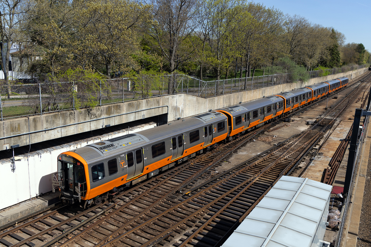 Six-car train of rapid-transit equipmen