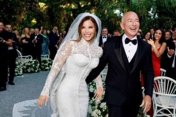 Is Jeff Bezos Buying Vogue For Lauren Sanchez? What We Know | Viral News News18