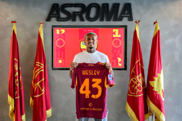 Wesley shows off his Roma shirt after move from Flamengo to Serie A (asroma.com)