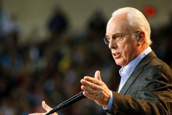 John MacArthur, influential evangelical preacher, dies at 86