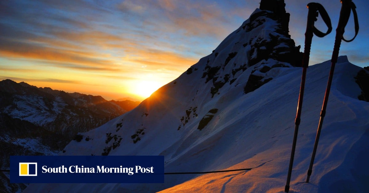 Family of Hong Kong teenager who died on Sichuan peak arrive in province