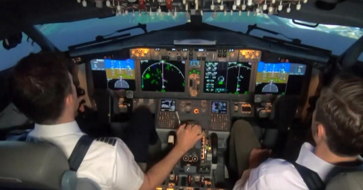Flight simulator helps pilots train for air traffic control outages
